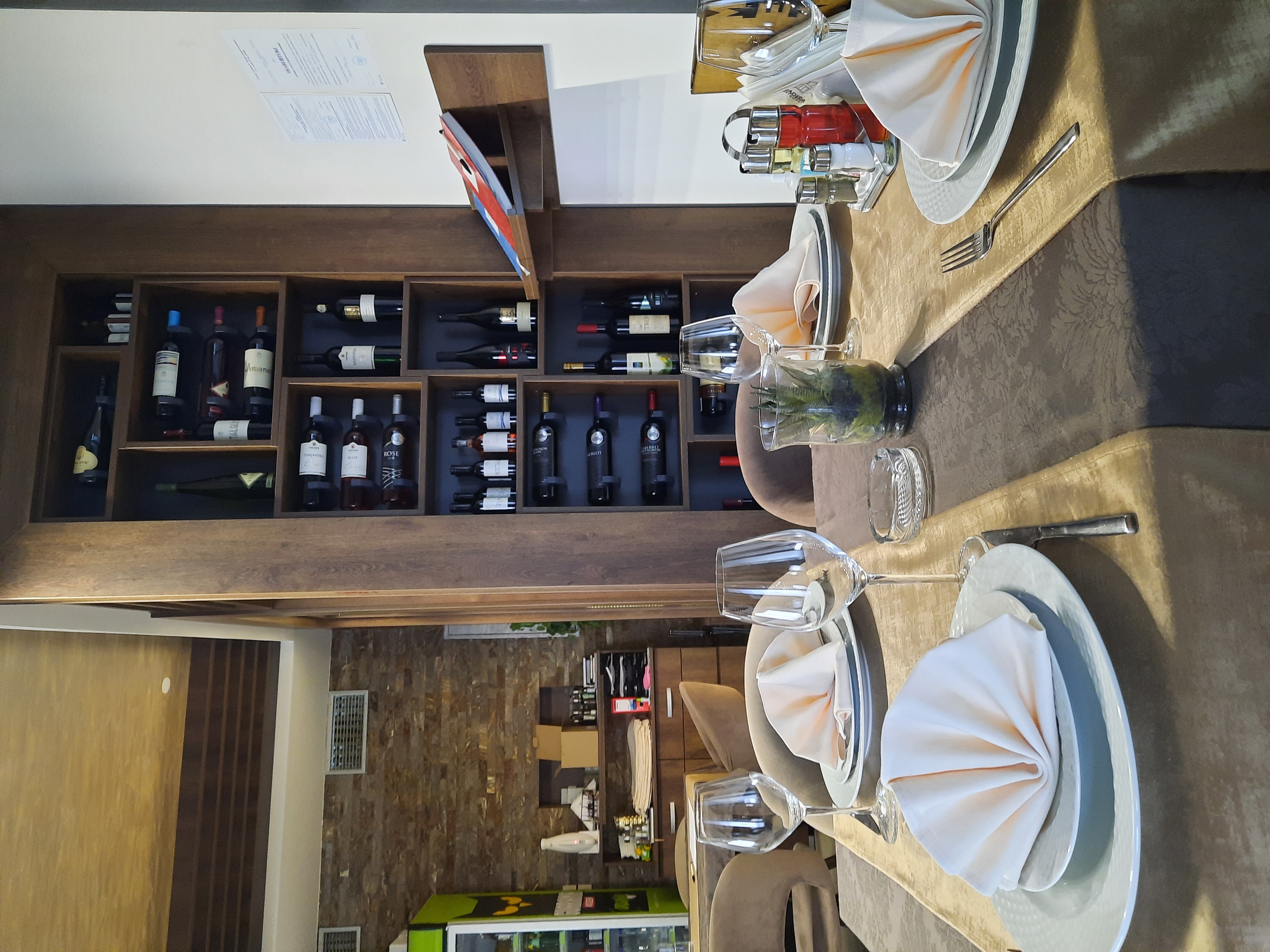 Topli enterijer restorana